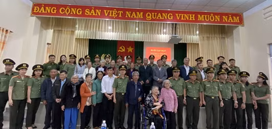 Công an Cửa khẩu Tân Sơn Nhất tặng quà tri ân gia đình thương binh, liệt sỹ