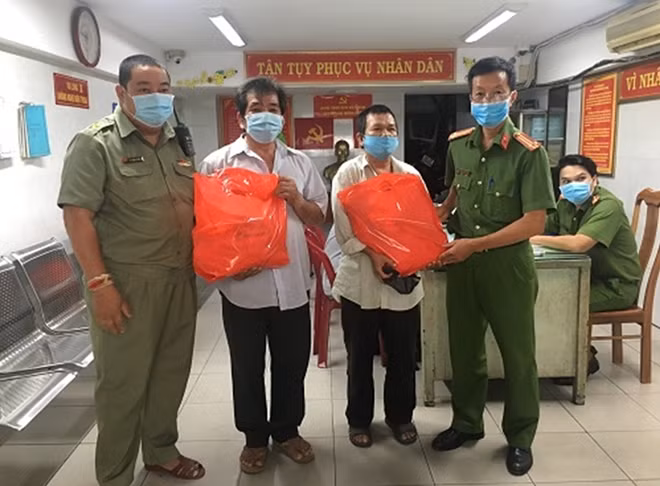 Công an tặng quà cho người dân giao nộp súng.