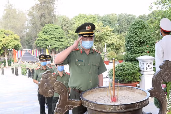 Thứ trưởng Nguyễn Văn Thành cùng đoàn công tác dâng hương tri ân các anh hùng, liệt sỹ