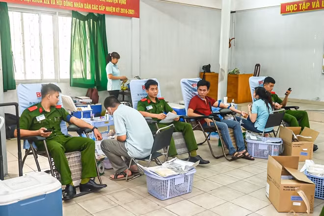 Các sinh viên tích cực hiến máu cứu người