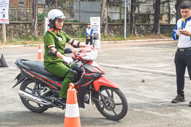 Sinh viên tham gia kỹ năng an toàn giao thông