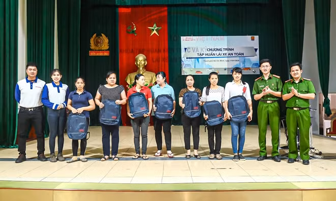 Ban tổ chức tặng quà cho người dân
