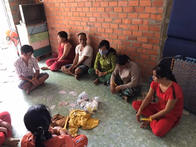 Các đối tượng cùng tang vật (ảnh H.Thủy-T.Lực)