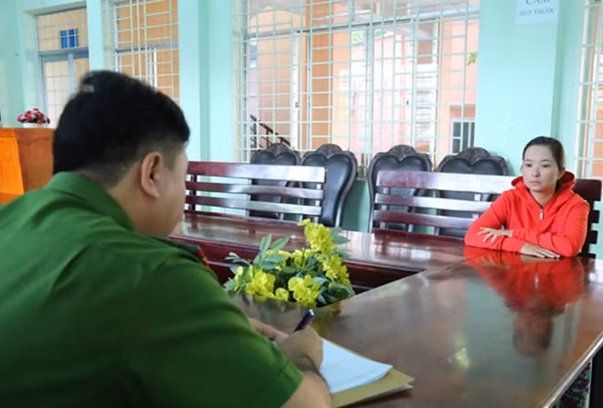 Công an lấy lời khai Thúy (ảnh CTV)