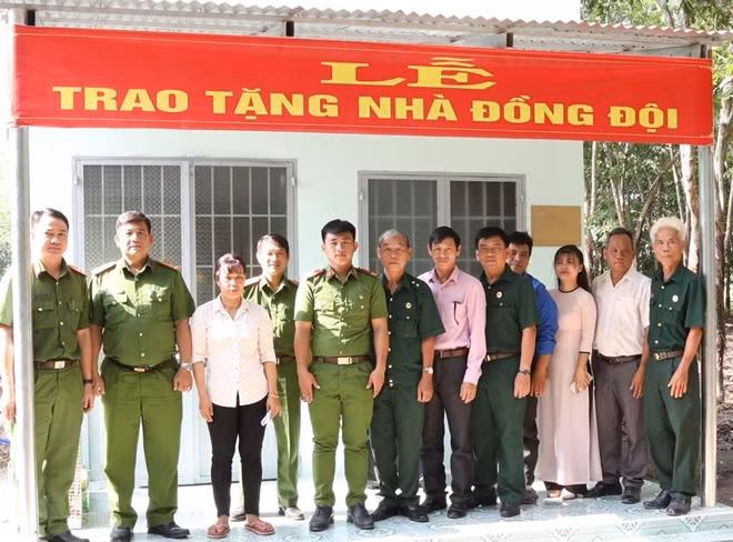 Các đại biểu chụp ảnh lưu niệm cùng gia đình đồng chí Tú
