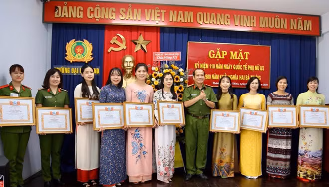 Đại tá Trần Thành Hưng khen thưởng các tập thể, cá nhân