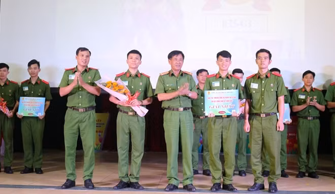 Đại tá Nguyễn Văn Hùng trao giải Nhất cho đội thi K25S-G2