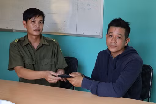 Người dân xúc động, cảm ơn Công an viên không tham của rơi