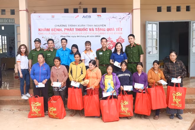 Trường Cao đẳng CSND II tặng quà, khám chữa bệnh cho người dân nghèo