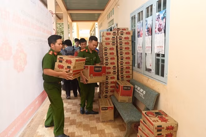 Cán bộ, chiến sỹ xếp quà chuẩn bị tặng cho người dân