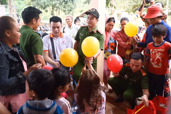 Cán bộ, chiến sỹ vui chơi, tặng bong bóng cho trẻ em nghèo