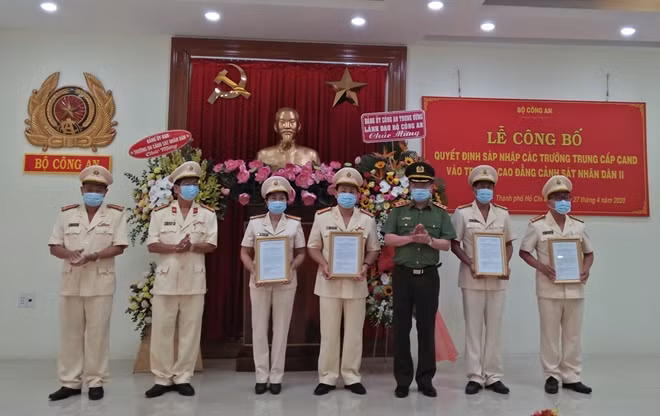 Thứ trưởng Nguyễn Văn Thành trao quyết định về công tác cán bộ Cao đẳng CSND II