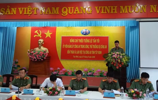 Đại tá Tạ Văn Đẹp báo cáo các mặt kết quả công tác tại buổi làm việc