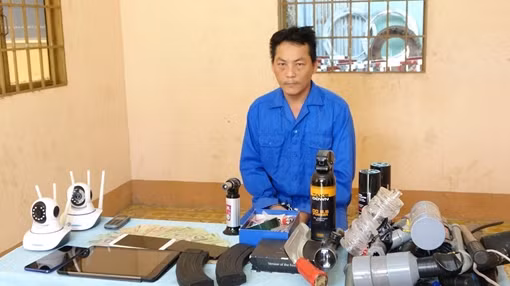 Nhóm mua bán ma túy tàng trữ súng AK, mã tấu