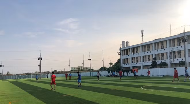 Cán bộ, chiến sỹ giao lưu bóng đá