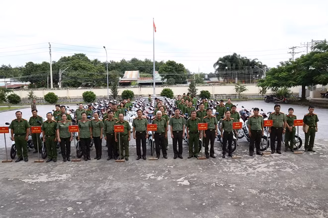 Lãnh đạo Công an tỉnh và các huyện, thị xã, thành phố chụp ảnh lưu niệm với Công an các xã, thị trấn
