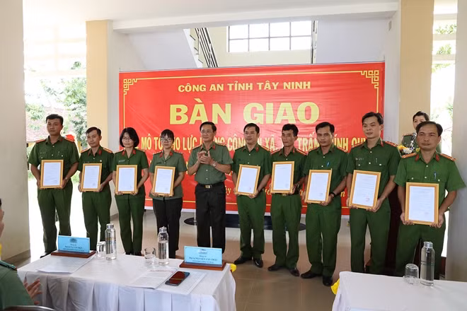 Đại tá Nguyễn Văn Trãi, Giám đốc Công an tỉnh trao quyết định trang bị xe mô tô cho Công an các xã, thị trấn
