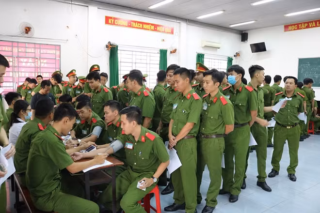 Cán bộ, chiến sỹ tích cực hiến máu cứu người