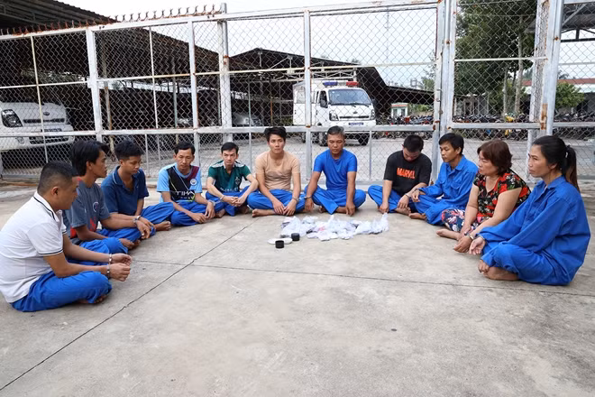 Các đối tượng cùng tang vật