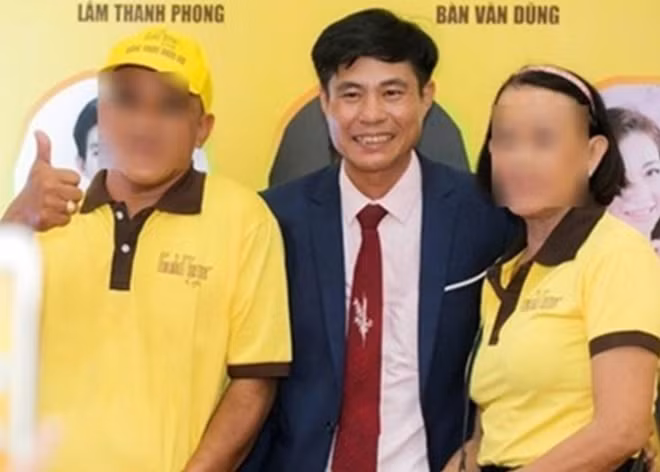 Đối tượng Đồi (đứng giữa), ảnh do Công an cung cấp