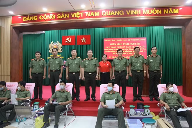 Cán bộ, chiến sỹ tích cực tham gia hiến máu cứu người