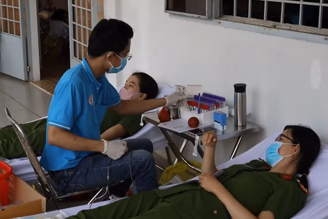 Các bộ, chiến sỹ tích cực hiến máu cứu người