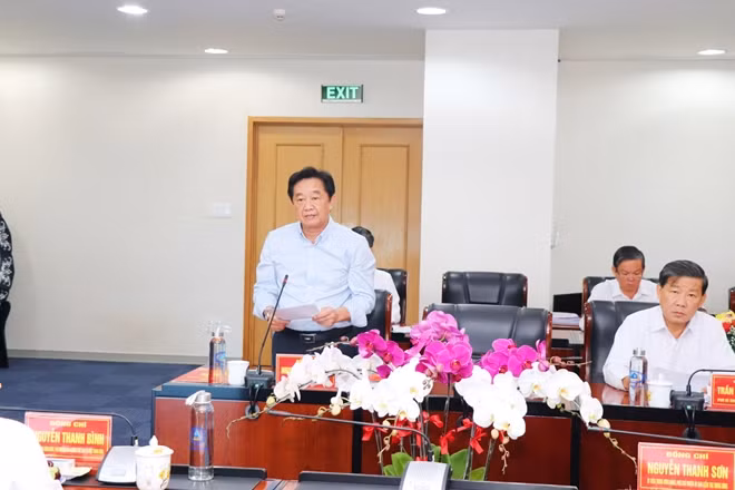 Các đại biểu tham gia, nêu ý kiến tại buổi làm việc
