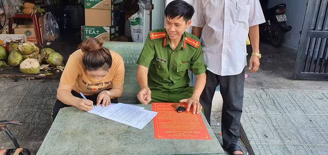 Công an trao pano và phát tờ rơi phòng chống tội phạm