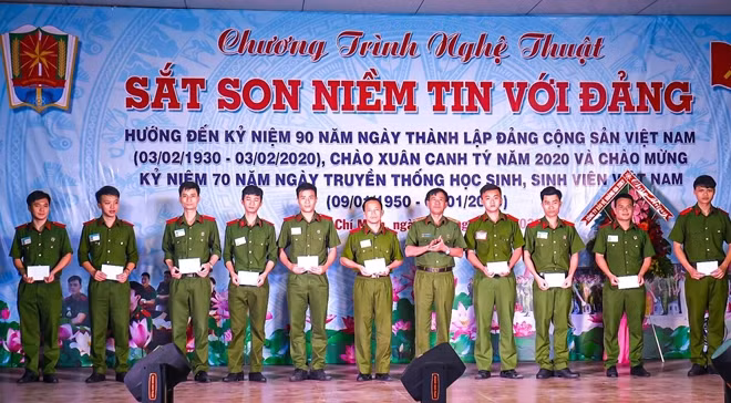 Đại tá Nguyễn Văn Hùng trao tặng tiền hỗ trợ cho các học viên khó khăn