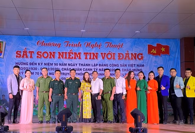 Các đại biểu chụp ảnh lưu niệm cùng văn nghệ sỹ
