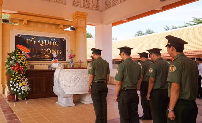 Cán bộ, chiến sỹ tưởng niệm tri ân các anh hùng liệt, sỹ