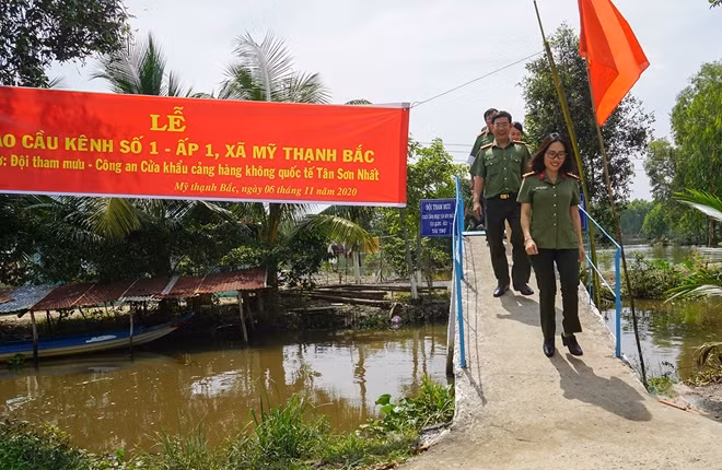 Cầu giao thông vừa được xây dựng