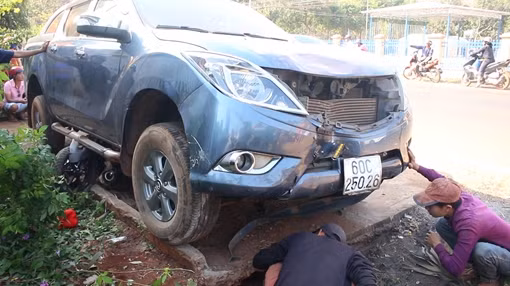 Ô tô “điên” gây tai nạn liên hoàn, 3 người nguy kịch