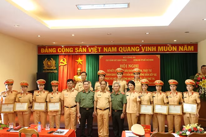 Các đại biểu chụp ảnh lưu niệm tại Hội nghị