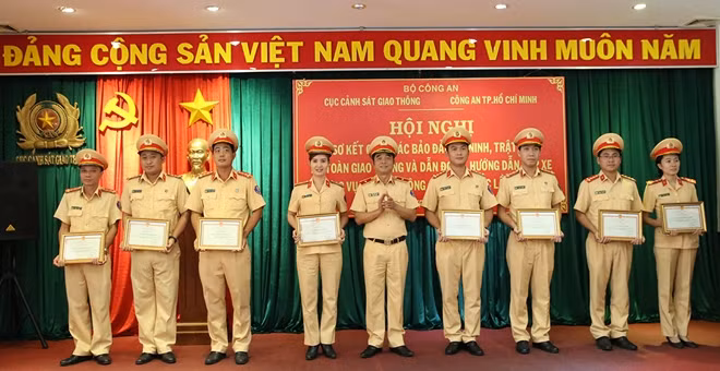 Thiếu tướng Trần Quốc Trung khen thưởng các tập thể, cá nhân