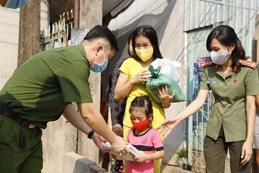 Công an Tây Ninh hỗ trợ hơn 2 tỷ đồng giúp người nghèo giữa dịch bệnh ảnh 2