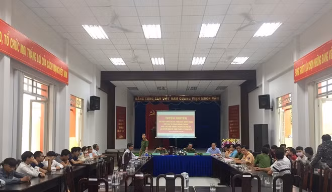 Các đối tượng (ngồi hai bên trái phải hàng ghế ngoài cùng) tại buổi công bố xử phạt