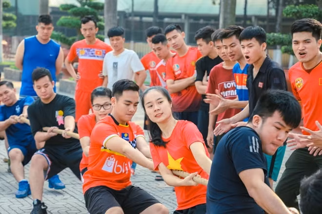 Kéo co là hoạt động sôi nổi, thu hút nhiều bạn trẻ tham gia, cổ vũ.