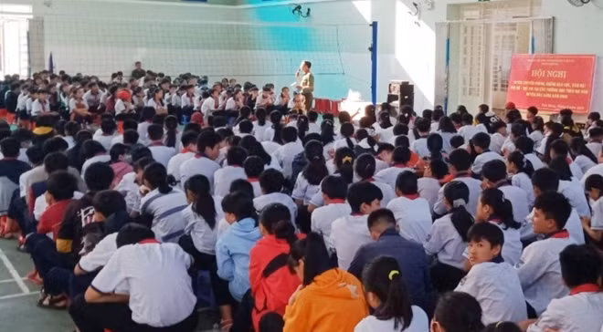 Cán bộ Công an tuyên truyền pháp luật cho học sinh