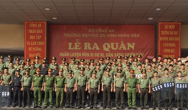 Thiếu tướng Phan Xuân Tuy chụp ảnh lưu niệm cùng các đại biểu