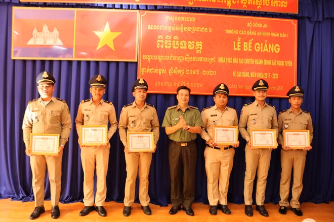 Các học viên được khen thưởng