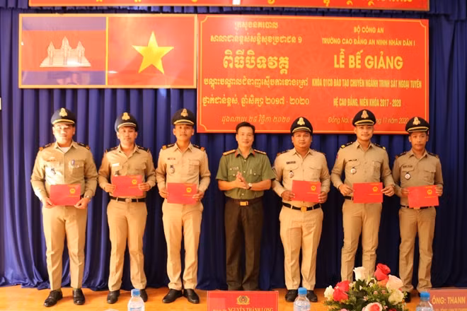Trường Cao đẳng ANND I trao bằng tốt nghiệp cho các học viên