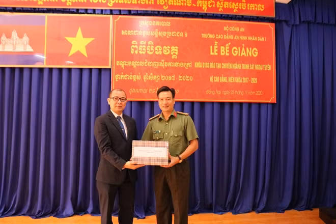 Trường Cao đẳng ANND I tặng quà lưu niệm cho đại diện Tổng lãnh sự quán Campuchia tại TP Hồ Chí Minh