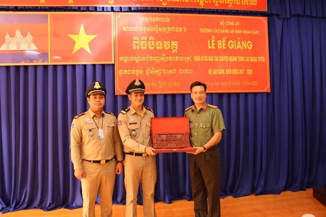 Đại diện học viên tặng quà lưu niệm cho nhà trường