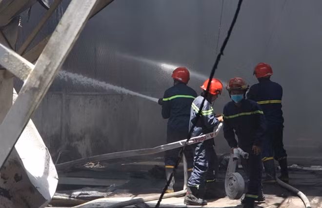 Công an tích cực chữa cháy