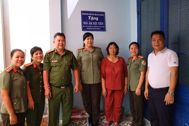 Công an Tây Ninh tặng mái ấm cho chị Phượng