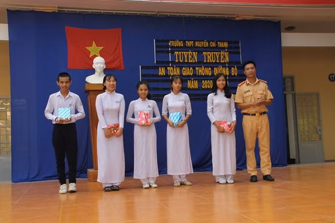 Các học sinh được tặng quà trong phần hỏi đáp kiến thức
