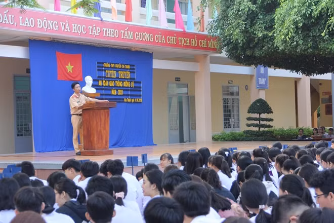 Học sinh tham gia buổi tuyên truyền