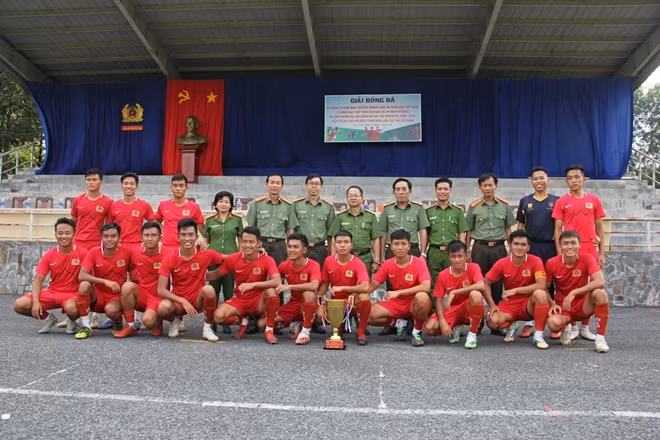 Các đại biểu chụp ảnh lưu niệm cùng đội bóng Phòng Cảnh sát cơ động đạt giải Nhất