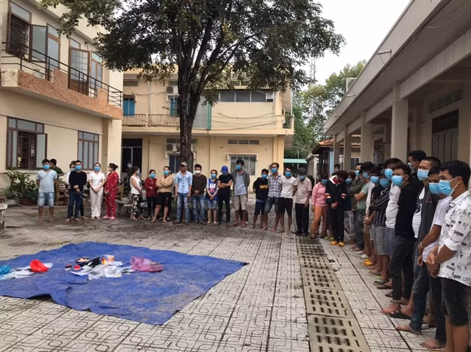 Các con bạc bị bắt giữ cùng tang vật